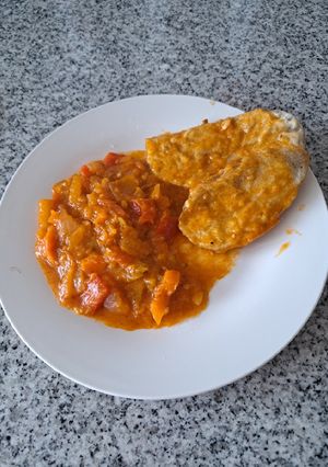Una foto de Falso pescado frito de berenjena acompañado con pisto
