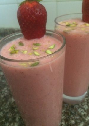 صورة لوصفة حليب بالموز والفراوله