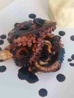 Una foto de Pulpo a la parrilla en reducción de vinagre balsámico