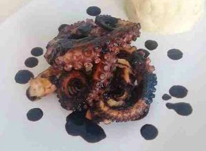 Una foto de Pulpo a la parrilla en reducción de vinagre balsámico