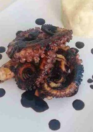 Una foto de Pulpo a la parrilla en reducción de vinagre balsámico