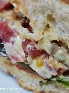 Una foto de Bocadillo de lomo de dos colores y mahonesa de mostaza y trufa