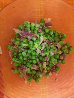 Una foto de Guisantes con jamón