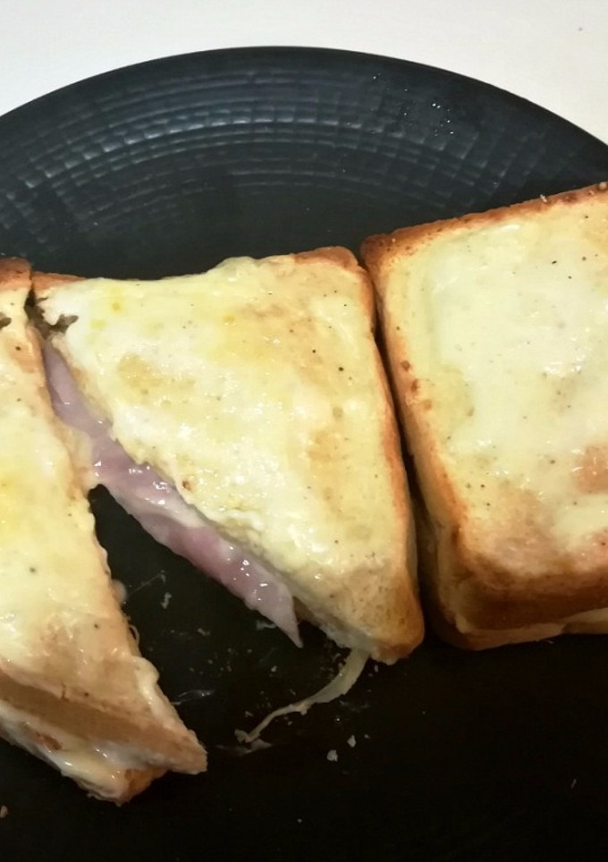 Una foto de Sándwich croque monsieur