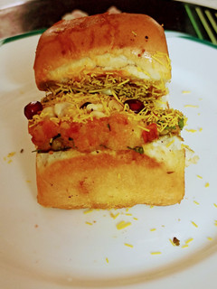 मुंबई का स्ट्रीट फूड दाबेली (Mumbai ka street food dabeli recipe in hindi) रेसिपी मुख्य फोटो