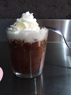Una foto de Mug cake de chocolate SIN LEVADURA (pastel a la taza)