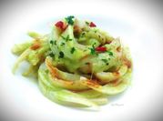 Una foto di pasta con i calamari