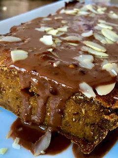 Una foto de Pastel de calabaza y crema de cacahuete con cacao