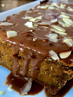 Una foto de Pastel de calabaza y crema de cacahuete con cacao