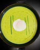 Crema verde de lechugas y caldo de ave con huevo poché