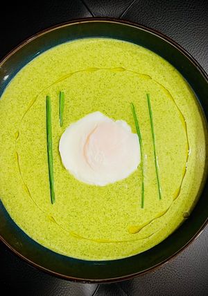 Una foto de Crema verde de lechugas y caldo de ave con huevo poché
