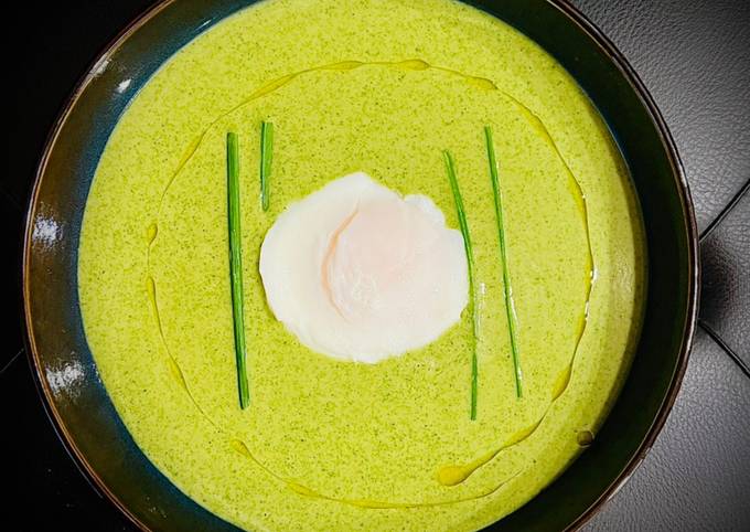 Foto principal de Crema verde de lechugas y caldo de ave con huevo poché