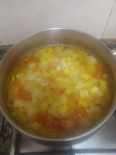 Una foto de Puré de ajo puerro, calabacín y tomate natural