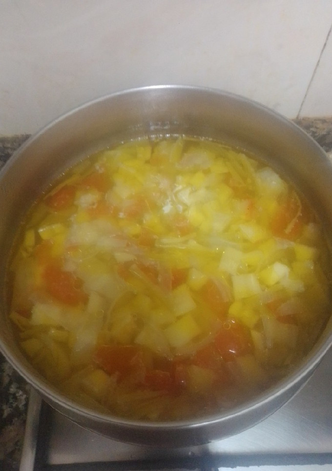 Una foto de Puré de ajo puerro, calabacín y tomate natural