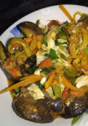 A picture of Snails in stir fried veggie gravy.
