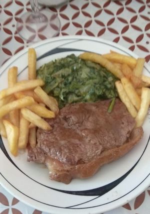 Una foto de Entrecot con fritas y acelga
