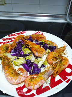 Una foto de Langostinos a la plancha con eneldo