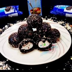 A picture of Oreo Biscuit Ladoo.
