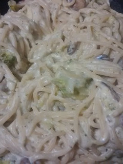 Una foto de Pasta con champiñones y brócoli 🍝