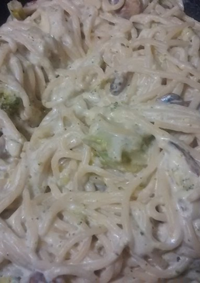 Una foto de Pasta con champiñones y brócoli 🍝