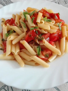 Una foto de Macarrones con tomate