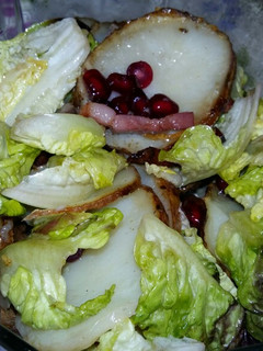 Una foto de Ensalada tibia de patatas hasselback, lechuga y granada