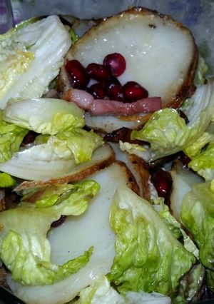 Una foto de Ensalada tibia de patatas hasselback, lechuga y granada