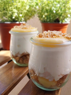 Una foto de Vasitos de nata, crema de limón y magdalenas