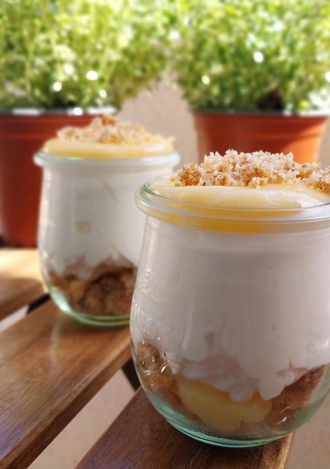 Una foto de Vasitos de nata, crema de limón y magdalenas