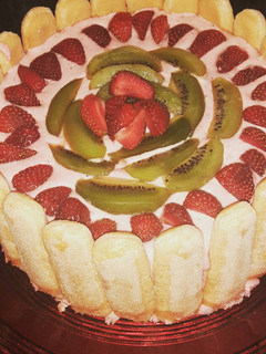Una foto de Charlotta de fresa y kiwi