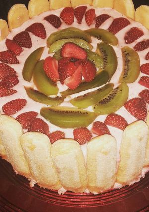 Una foto de Charlotta de fresa y kiwi