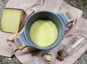 Una foto de 🧀🥣Reducción de crema y queso 🧀 Salsa rápida para pastas 🥣🧀