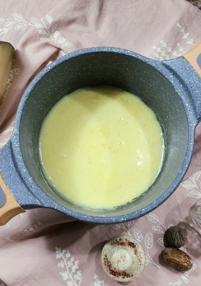 Una foto de 🧀🥣Reducción de crema y queso - Salsa rápida para pastas 🥣🧀