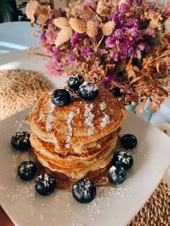 Una foto de Pancakes de manzana con miel y arándanos