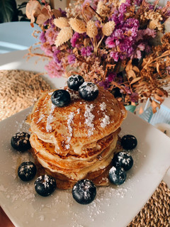 Una foto de Pancakes de manzana con miel y arándanos