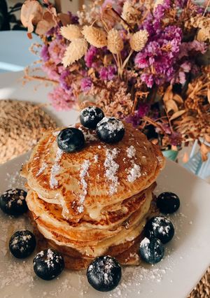 Una foto de Pancakes de manzana con miel y arándanos