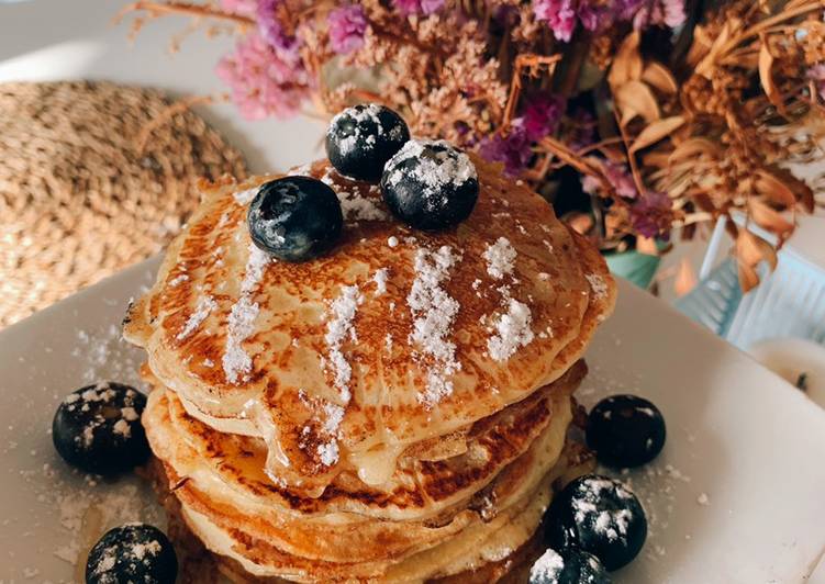 Pancakes de manzana con miel y arándanos