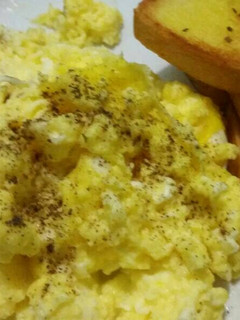 Foto resep Scramble egg with garlic bread