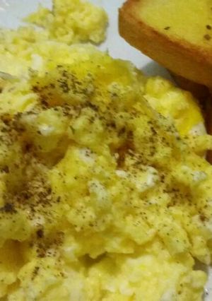 Foto resep Scramble egg with garlic bread