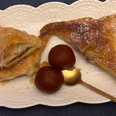 A picture of Gulab jamun turnovers.