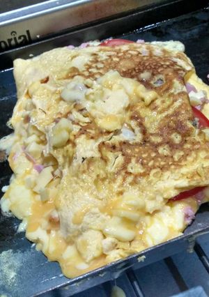 Una foto de Omelette de jamón, tomate, roquefort y muzzarella a la plancheta