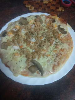 Una foto de Pizza de atún, langostinos y champiñones