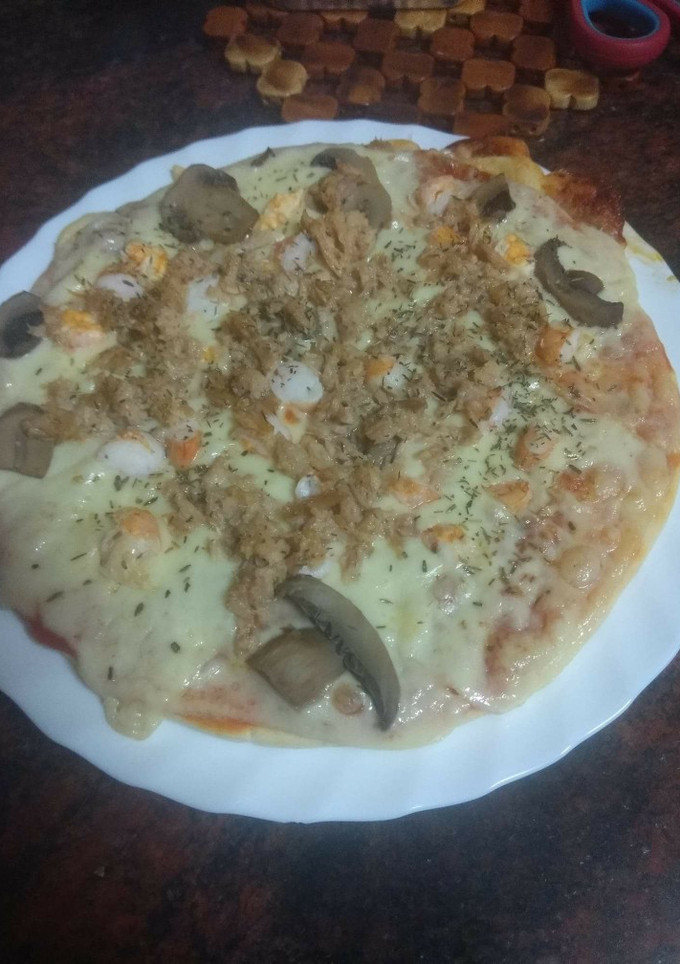 Una foto de Pizza de atún, langostinos y champiñones
