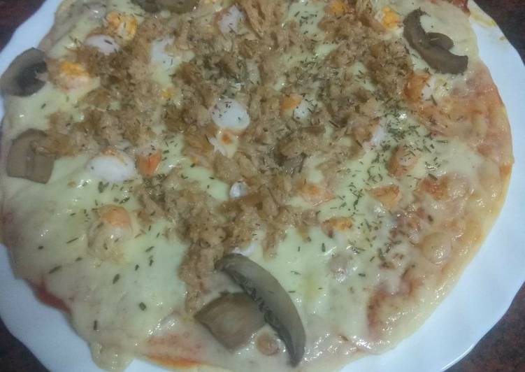 Pizza de atún, langostinos y champiñones