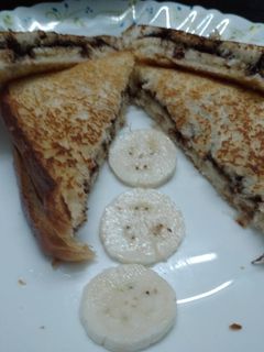 வாழைப்பழ சாக்லேட் டோஸ்ட் (Vaazhaipazha chocolate toast recipe in tamil) செய்முறை முக்கிய புகைப்படம்