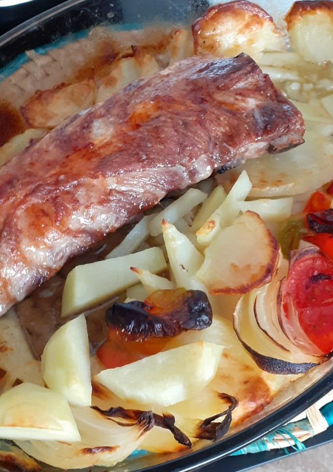 Una foto de Costillas al horno con patatas