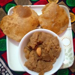 Puri halwa A picture of Puri halwa.