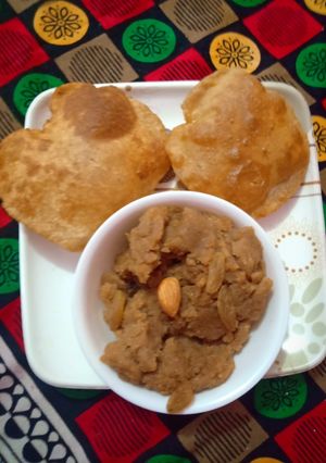 A picture of Puri halwa.