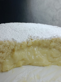 Una foto de Bizcochuelo relleno con crema pastelera