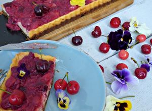 Foto de Cheesecake de Chocolate Branco com Cerejas